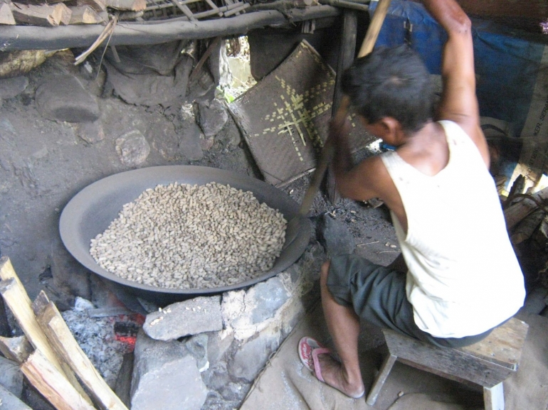 Proses penyangraian Kacang Sihobuk (Foto: Kuliner Sumatera)