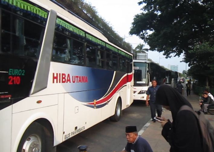 bus peserta dekat flyover jati baru/dok pri