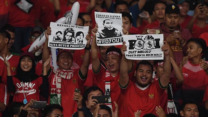 Penolakan terhadap Edy oleh suporter timnas Indonesia. Foto: Kompas.