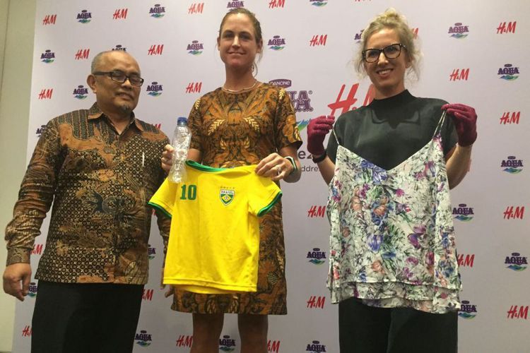 Danone-AQUA bekerja sama dengan H&M untuk mengolah botol plastik menjadi sejumlah produk fashion/ Kompas.com/Iwan Supriyatna