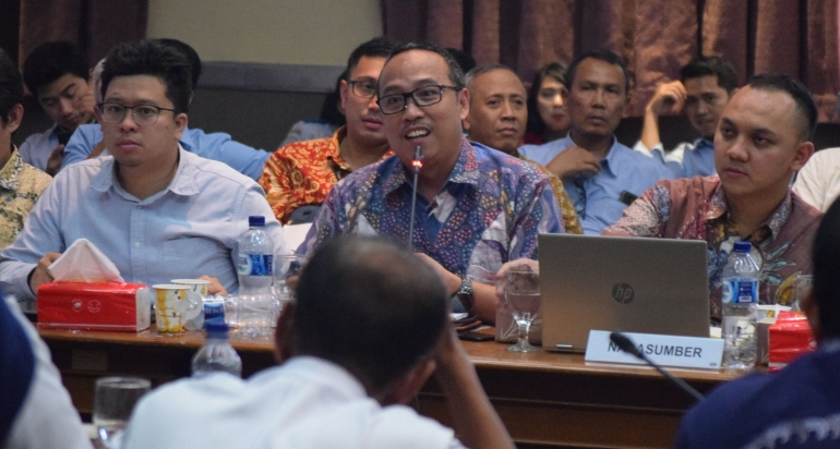 Direktur Administrasi & Keuangan PT LRT Jakarta memaparkan rencana persiapan pola operasi LRT Jakarta. (Foto : Amad S)