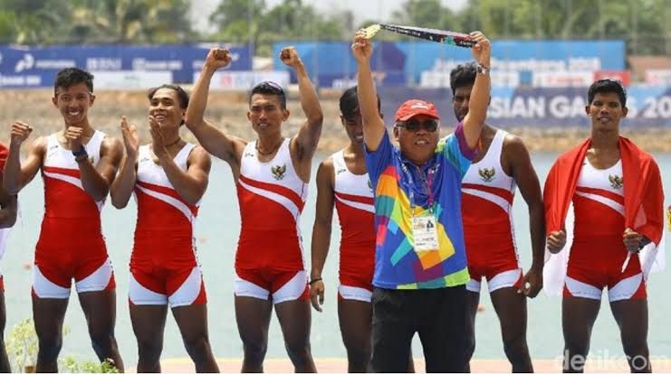 Basuki Hadimuljono bersama para atlet dayung dalam persiapan menuju Asian Games 2018. Foto: Detik.com.