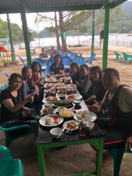 Makan siang di Pulau Rubiah (dok pribadi)