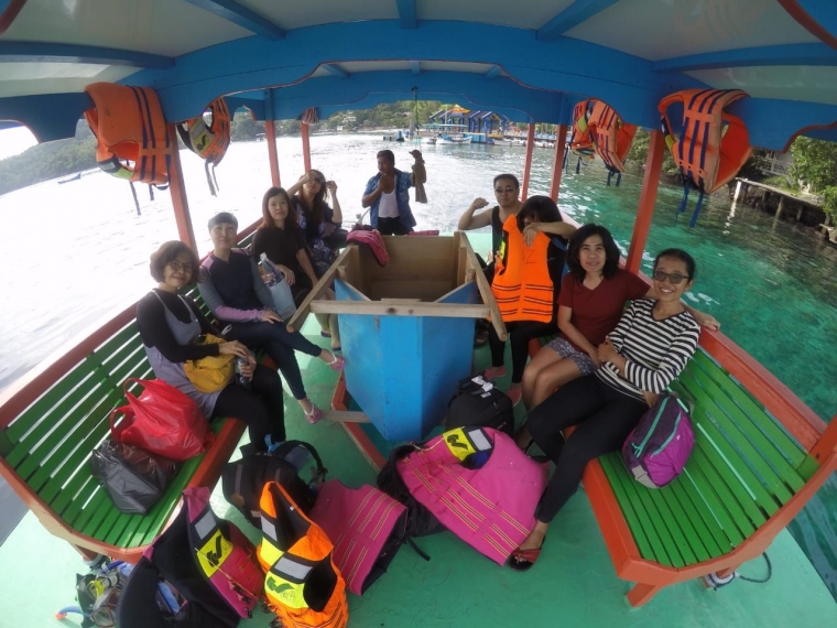 Perahu yang mengantar kami keliling pulau (dok pribadi)