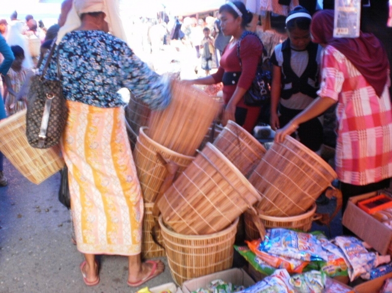 Ambung dijual di Pasar Tradisional Rantau Panjang, Kecamatan Tabir, Kabupaten Merangin, Provinsi Jambi (foto dokumen pribadi)