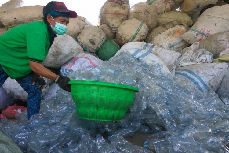 Pengolahan botol plastik bekas yakni Bali PET Recycling di Jalan Tirta Lepang, Kesiman Kertalangu, Denpasar Tmur, Kota Denpasar, Bali (Kompas.com/Iwan Supriyatna)