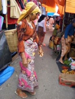 Seorang wanita menggunakan Ambung di Pasar Rantau Panjang, Kecamatan Tabir, Kabupaten Merangin, Provinsi Jambi (foto dokumen pribadi)