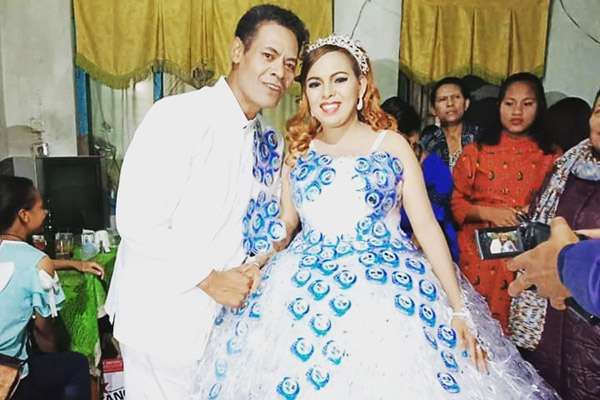 Resepsi pernikahan Toddy Koten dan Avi di Bajawa, Flores, NTT mencuri perhatian. Gaun pengantin terbuat dari ribuan botol aqua/foto Istimewa