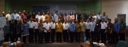 Panitia dan Peserta FGD (narasumber, pembahas dan undangan) yang ikut dalam konsultasi publik memberikan masukan untuk rencana operasional LRT Jakarta. (Foto : Amad S)