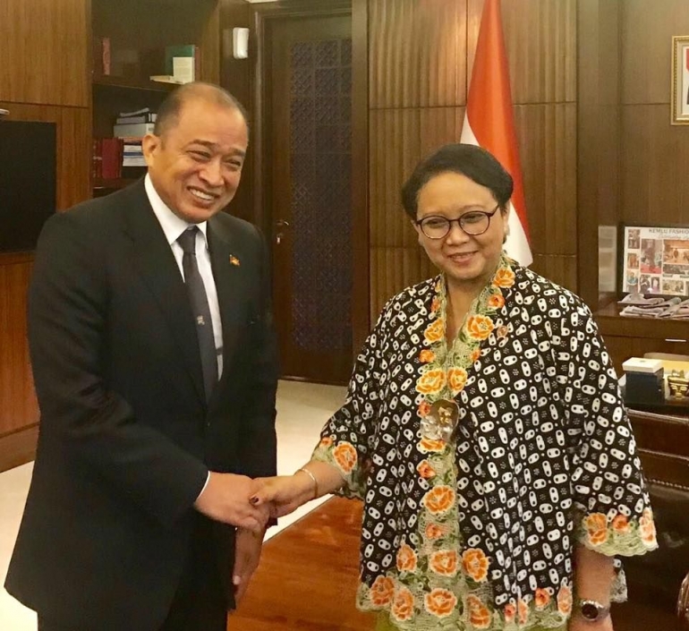Menteri Luar Negeri Indonesia Retno LP Marsudi (kanan) bersalaman dengan Duta Besar Kamboja untuk Indonesia Nambora Hor di Jakarta baru-baru ini. | Courtesy of Kedutaan Besar Kamboja Jakarta
