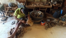 Salah satu perajin limbah kelapa di Purbalingga Wetan (dok. pri).