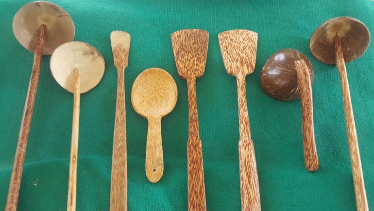 Beberapa produk kerajinan dari limbah kelapa buatan perajin Purbalingg Wetan (dok. pri).