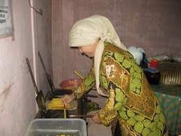 Ibu Umi Nugroho, istri Bupati Blora Joko Nugroho, menjajal membuat egg roll waluh ketika berkunjung ke desa Ngroto. Sumber: infoku28.blogspot.com