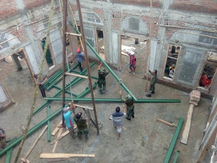 Personel TNI dari Kodim 0815 Saat Karya Bakti Di Masjid Al-Islah Trowulan, Mojokerto, Senin (03/12/2018) (dokpri)