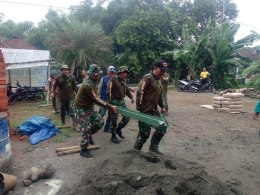 Personel TNI dari Kodim 0815 Saat Karya Bakti Di Masjid Al-Islah Trowulan, Mojokerto (dokpri)