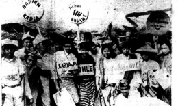 Foto: Pawai Mahasiswa Fakultas Ilmu Publististik Unpad di Kota Bandung pada Oktober 1962. Mereka membagikan koran yang terbit di Kota Bandung seperti Sipatahoenan, Warta Bandung, Harian Karya dan Pikiran Rakjat-Kredit: Preanger Studio/Repro Pikiran Rakjat by Irvan Sjafari