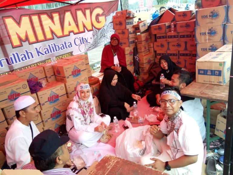Arief dan kawan-kawan dari Perantau Minang membagikan logistik untuk peserta reuni 212| Dok pri