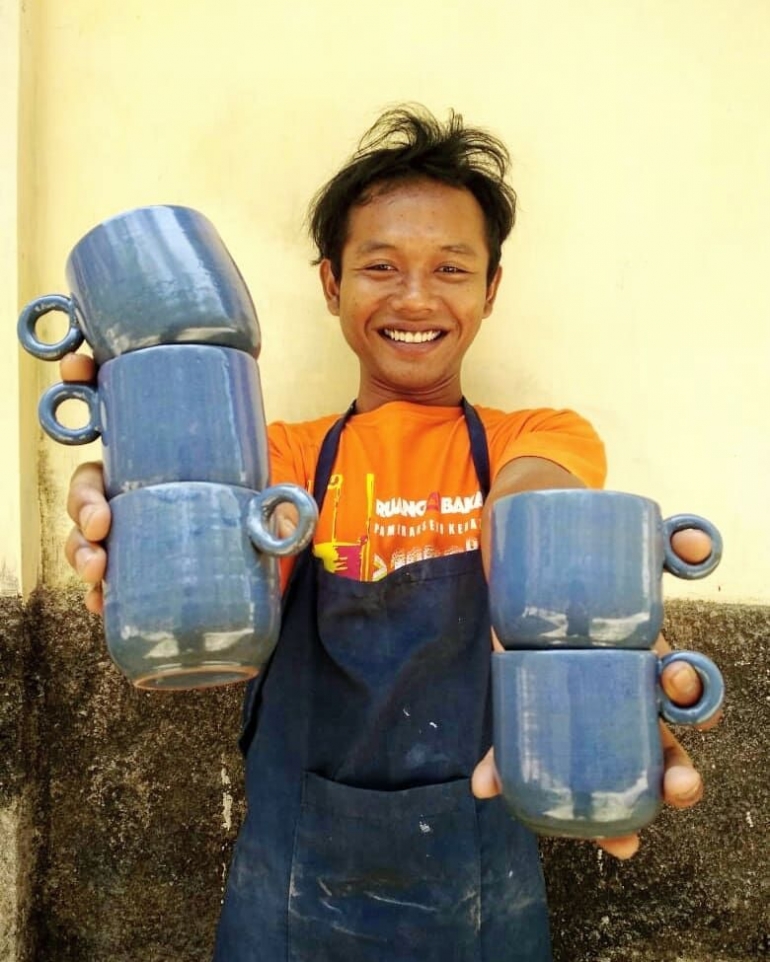 Sidik Purnomo tengah menunjukan teknik putaran miring yang menjadi tradisi pembuatan gerabah masyarakat Pagerjurang, Klaten (dok. pribadi