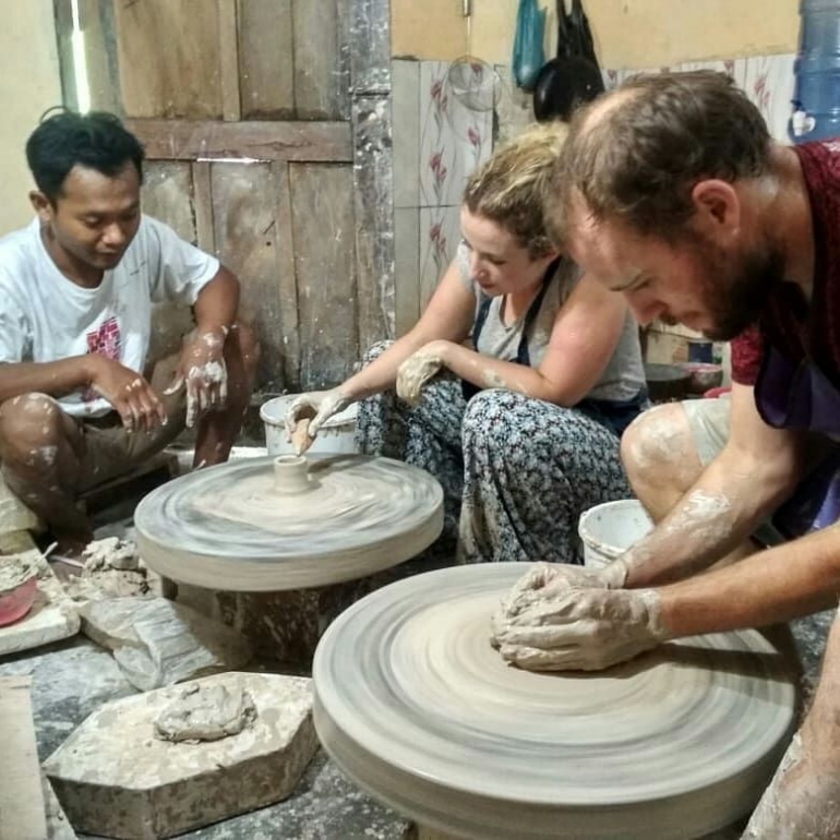 Sidik mendampingi sepasang wisatawan asing yang belajar membuat keramik dengan teknik putaran miring di studio Buntari Ceramic/Instagram @buntariceramics