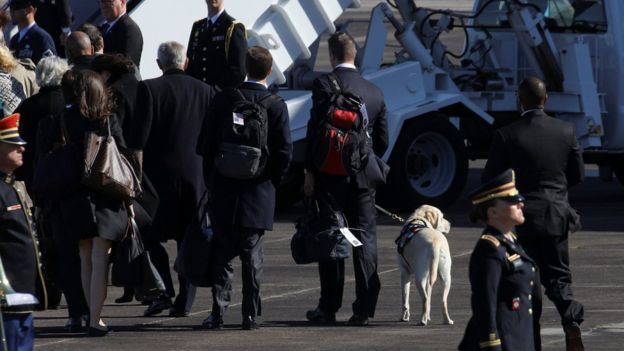 Sully bersama keluarga Bush menuju Airforce One. Photo: Reuters
