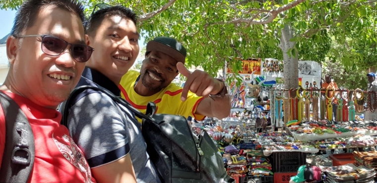 penjual Souvenir di kawasan Camps Bay