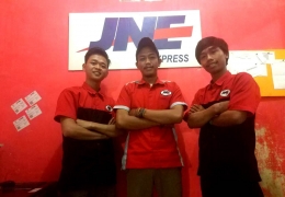 team Irwan di agen JNE Sertifindo - dok Irwan