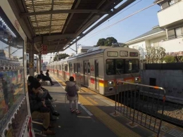 Suasana Stasiun Kuhonbutsu dengan Kereta api Tokyu Line (Dokumentasi Pribadi)