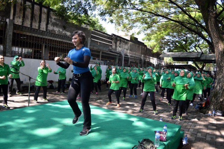 Anggota Persit KCK Cabang Kodim 0815 Mojokerto Dengan Penuh Kegembiraan Mengikuti Senam Aerobik, Di Halaman Parkir Makodim, Selasa (04/12/2018)