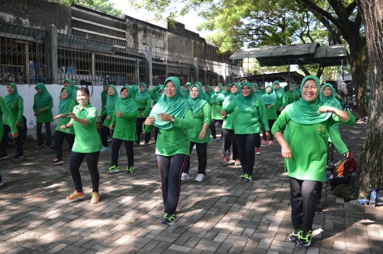 Ibu-Ibu Persit Tampak Gembira Saat Mengikuti Kegiatan Senam Aerobik