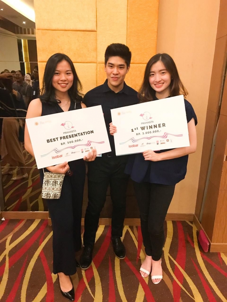 tim UPH memenangkan juara 1 kategori PRAHASTA serta Best Presentation di Ajisaka 2018 (dokpri)