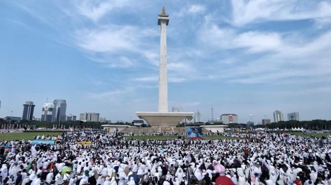 Ilustrasi Reuni 212 di Monumen Nasional Jakarta (Suara.com/Muhaimin A Untung)
