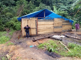 bedeng WNA asal China di lokasi penambangan emas di lokasi tambang Lubang 13, di kawasan hutan Mangani, Jorong Puadata, Nagari Kototinggi, Kecamatan Gunuang Omeh, Kabupaten Limapuluh Kota. (DOK. KORAN PADANG)