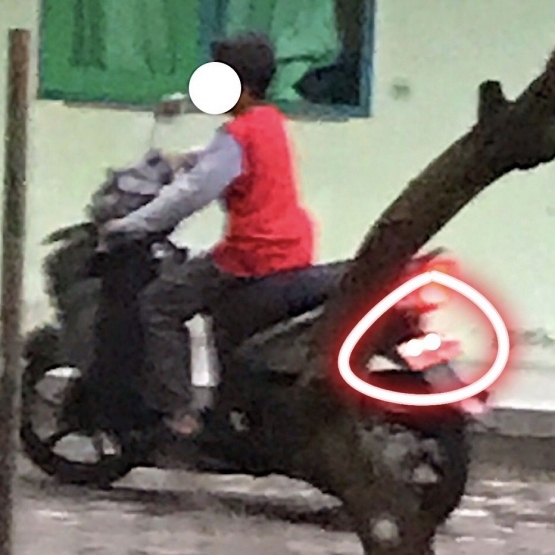 bocah yang mengendarai sepeda motor berpelat merah. saya potret secara amatir/dokpri