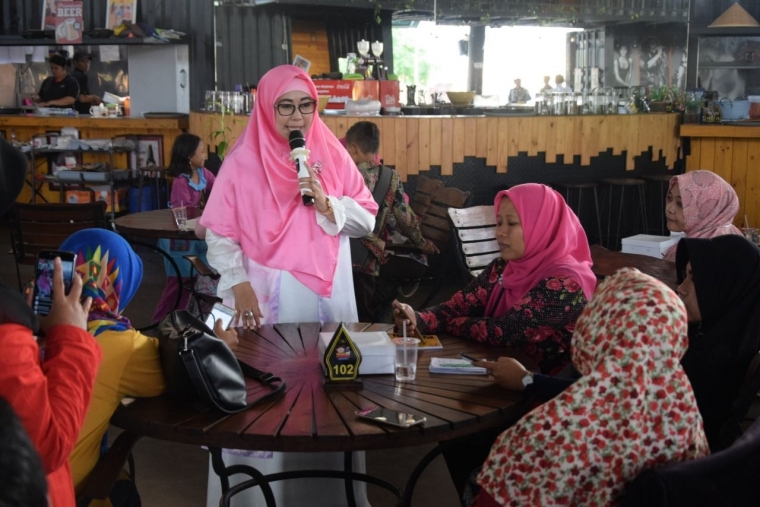 Linda Afriani sedang Mengajari Ibu-Ibu Tentang Digital Marketing (Dokpri)