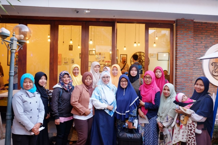 Linda Afriani (tengah) Bersama Dengan Anggota Yayasan Jogjakarta Berdaya (dokpri)