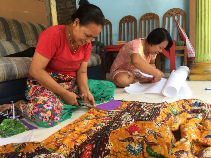 Endang dan Ratna, ibu rumah tangga yang ikut mengerjakan udeng pacul gowang. Foto: anakpetualang