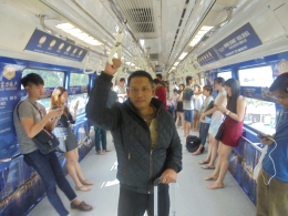 Swafoto seru di dalam MRT (Foto Dokumen Pribadi) 