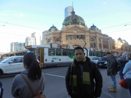 Foto dengan background Tram yang melintas di depan Stasiun Flinders Street di Melbourne (Foto Dokumen Pribadi)