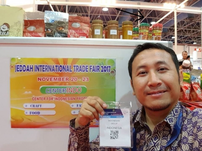 Produk Veni Bumbu di Jual di Jeddah International Trade Fair (ditunjukan dengan panah hitam / dok. Veni).