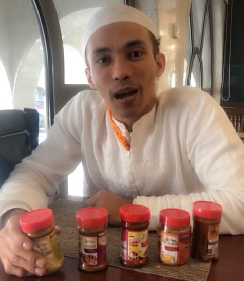 Atilla Syah dengan produk Veni Bumbu (dok. Veni)