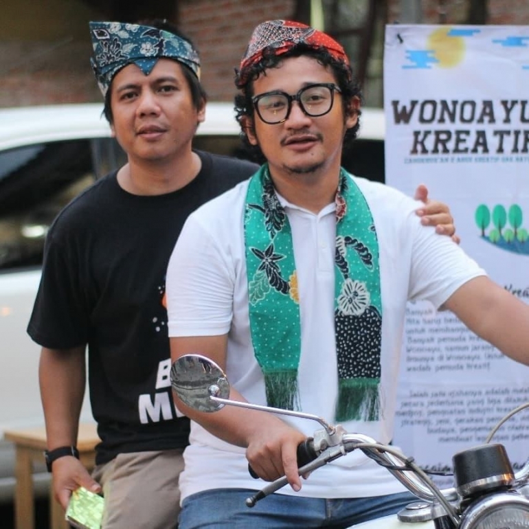 Isa Bajaj mengenakan udeng pacul gowang dan syal batik produk Darjoisme saat datang ke Wonoayu, Sidoarjo. Foto: Dok Achmad Irfan 