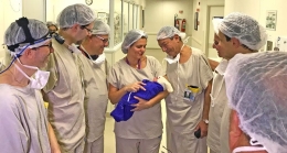 Bayi pertama di dunia yang lahir dari hasil pencangkokan rahim dengan donor wanita yang telah meninggal dunia. Photo: Hospital das Clnicas da Faculdade de Medicina da USP