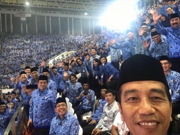 Jokowi bersama orang-orang yang merayakan Hari Jadi Korpri. (Twitter.com/Jokowi)