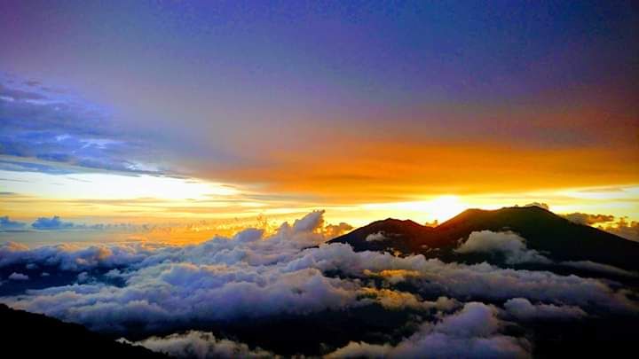 Pemandangan senja yang mendung di atas Singgalang, menunggu hujan (dokpri)