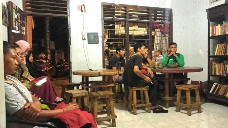 Foto Suasana diskusi di Literacy Coffee, sumber : https://www.facebook.com/indonesiamenangis