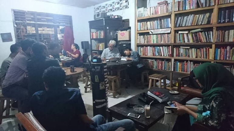 Foto Literacy COffee, antara buku, kopi dan idealisme SUmber https://www.facebook.com/indonesiamenangis