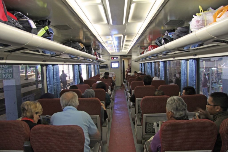 Barang penumpang KA di kabin (Sumber: flickr.com)
