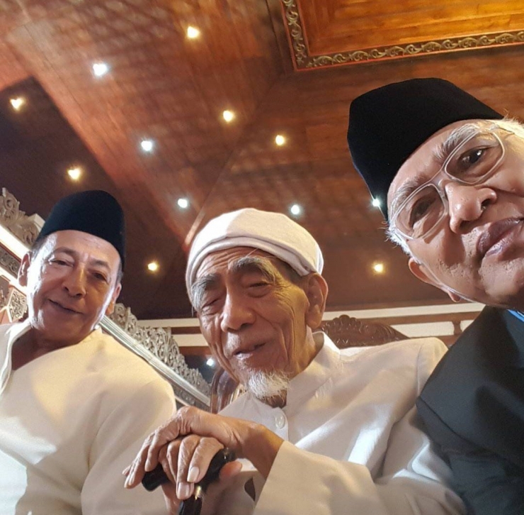 Dari kanan KH Musthofa Bisri, KH Mainoen Zubair, dan Habib Luthfi. || Sumber gambar: Instagram Simbah Kakung.