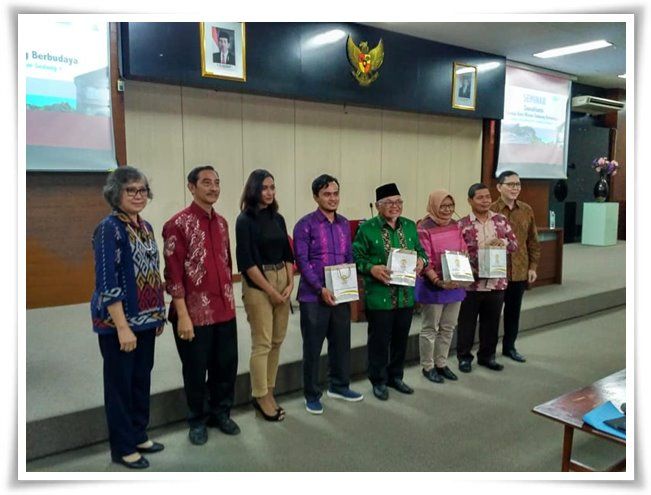 Jajaran FIB UI, Wakil Walikota Sawahlunto, dan narasumber seminar (Dok. Komunitas Luar Kotak)