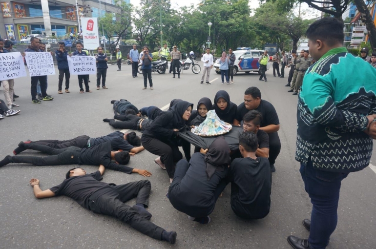 Aksi Teatrikalisasi Puisi Sanggar Titian Barantai - STB Uniska Banjarmasin (Dokpri: 05/12)